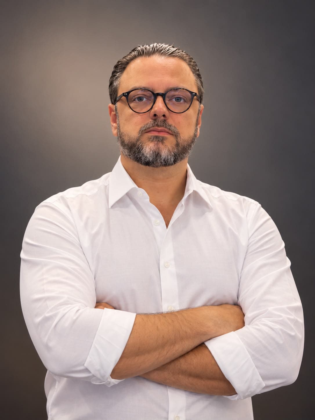 Toscano, de camisa branca e braços cruzados
